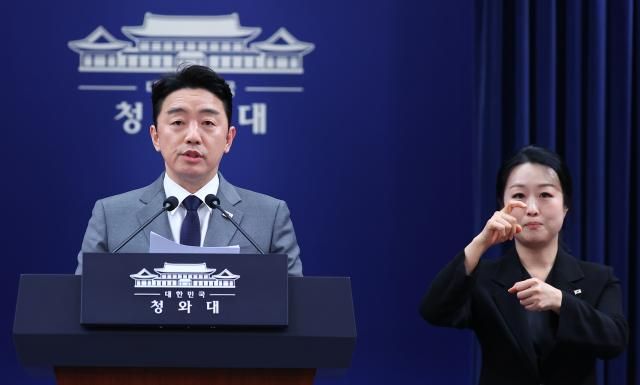 이재명 대통령 전략경제협력 특사로 아랍에미리트UAE를 방문하고 귀국한 강훈식 비서실장이 지난 18일 청와대 춘추관에서 특사 활동 관련 브리핑을 하고 있다 사진연합뉴스