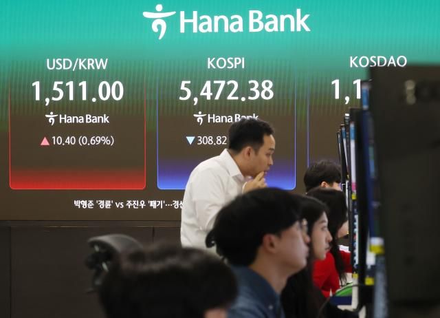 23일 서울 중구 하나은행 본점 딜링룸에서 직원들이 업무를 보고 있다 사진연합뉴스