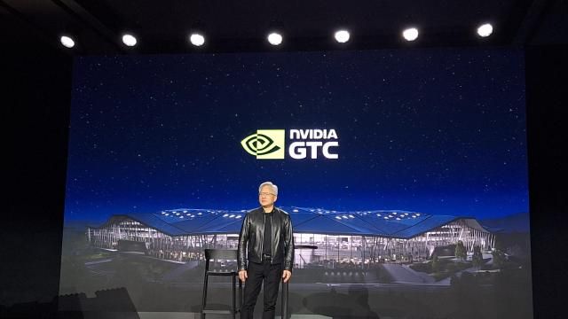 젠슨 황 엔비디아 최고경영자CEO가 GTC 2026 이튿날인 지난 17일현지시간 젠슨 황 CEO 프레스 크리에이터 QA에 등장해 참가자들을 응시하고 있다 사진조성준 기자