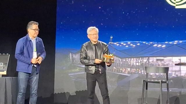 젠슨 황 엔비디아 최고경영자CEO가 GTC 2026 이튿날인 지난 17일현지시간 젠슨 황 CEO 프레스 크리에이터 QA에서 모터트렌드 편집장에게 트로피를 받고 활짝 웃고 있다 사진조성준 기자