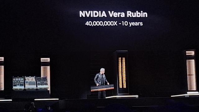 젠슨 황 엔비디아 최고경영자CEO가 GTC 2026 개막일인 16일현지시간 기조연설 도중 블랙웰 울트라 기반 최신 AI 슈퍼컴퓨터 DGX B300 상단 랙 모듈을 번쩍 들어 올린 채 연설을 이어나가고 있다 사진조성준 기자