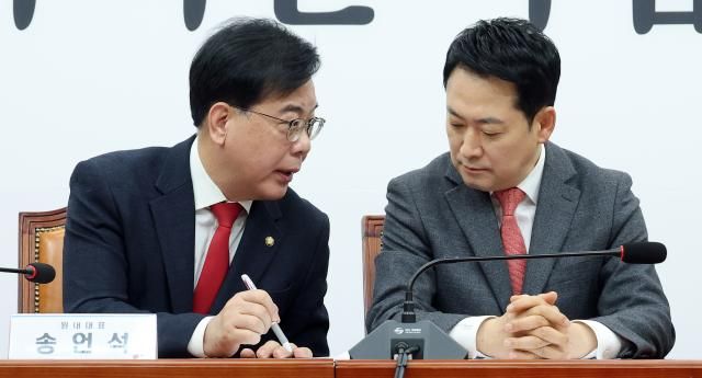 장동혁 국민의힘 대표오른쪽이 23일 국회에서 열린 최고위원회의에서 송언석 원내대표와 대화하고 있다 사진연합뉴스