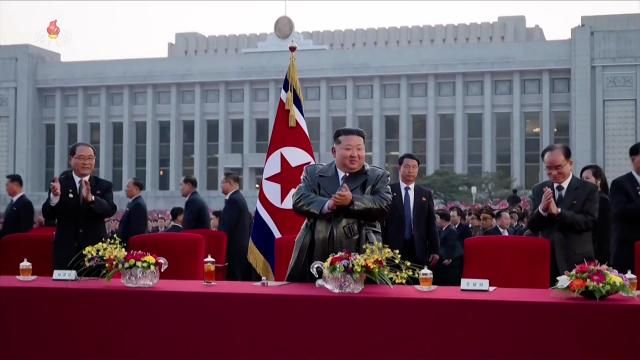 김정은 북한 국무위원장이 지난 23일 최고인민회의 제15기 대의원들과 함께 만수대기슭에서 제15기 제1차회의 성과를 축하하는 예술인들의 공연을 관람했다고 조선중앙TV가 24일 보도했다 사진연합뉴스 조선중앙TV 화면 