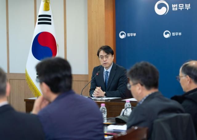 19일 법무부는 정부과천청사에서 출입국외국인정책본부장 주관으로 ‘전국 출입국‧외국인관서 조사과장 회의’를 개최했다 사진법무부