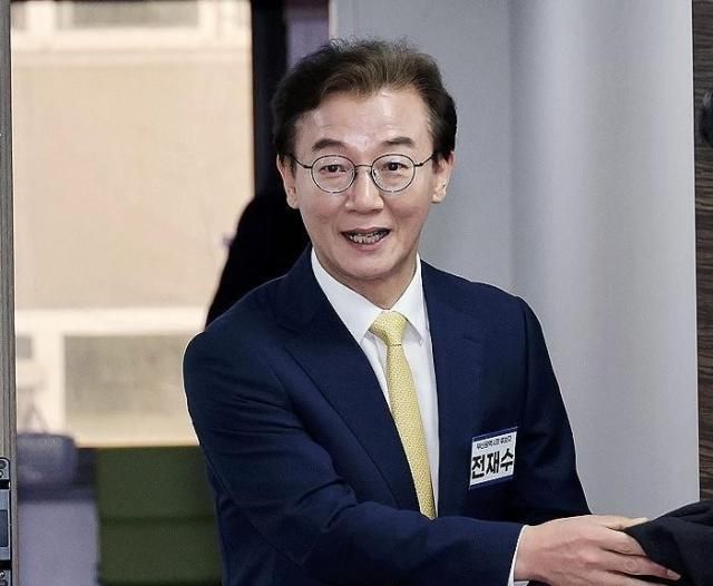 6·3 지방선거 부산시장에 도전하는 전재수 더불어민주당 의원이 17일 서울 영등포구 여의도 더불어민주당 중앙당사에서 열린 광역단체장 후보 면접에 입장하고 있다