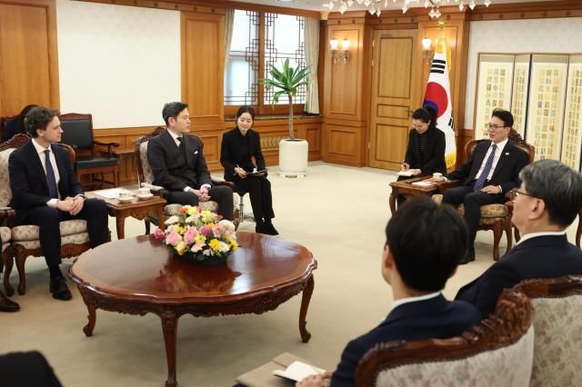 김민석 국무총리가 24일 오후 정부서울청사에서 미샤 라스킨 리플렉션 AI 대표와 신세계 그룹 정용진 회장 등과 대화를 나누고 있다 사진총리실