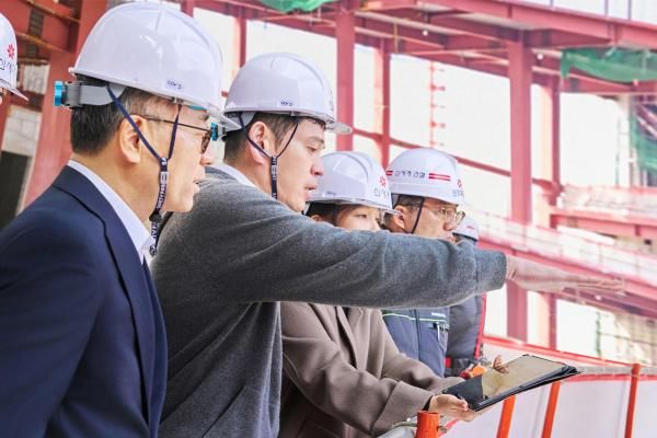 정용진 신세계그룹 회장왼쪽서 두번째이 지난 23일 스타필드 청라 건설 현장 곳곳을 둘러보고 있다 사진신세계그룹