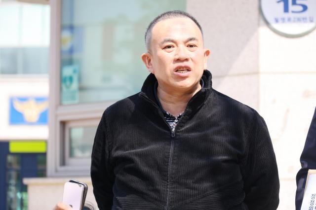 정치 브로커 명태균씨가 지난 23일 청주흥덕경찰서 앞에서 명태균 게이트 의혹을 제기한 신용한 더불어민주당 충북지사 예비후보 고소 기자회견을 하고 있다 사진연합뉴스