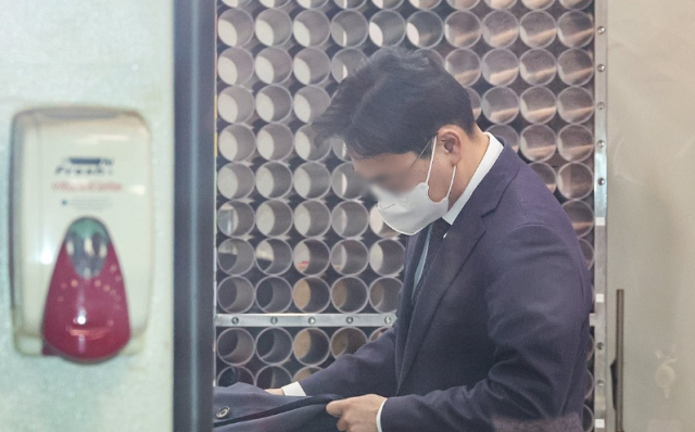 특정범죄 가중처벌법상 뇌물 수수 혐의를 받는 김모 부장판사가 지난 23일 서울중앙지법에서 열린 구속 전 피의자심문영장실질심사에 출석하고 있다 사진연합뉴스