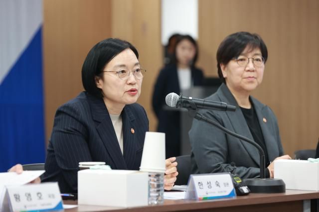 한성숙 중소벤처기업부 장관왼쪽이 24일 서울 서초구에서 열린 중기부·복지부 합동 정책간담회에 참석하여 모두 발언을 하고있다 사진중소벤처기업부