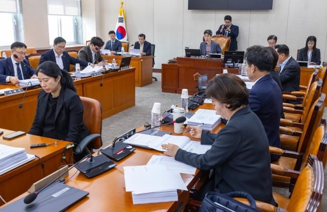 24일 국회에서 열린 국회 행정안전위원회 법안심사제1소위원회에서 위원장인 윤건영 더불어민주당 의원이 논의할 법안들을 설명하고 있다 이날 법안소위에서는 강원·제주·전북 등 3특별자치도법 개정안 부산글로벌허브도시특별법 등 지방 특별법을 심사할 예정이다사진연합뉴스