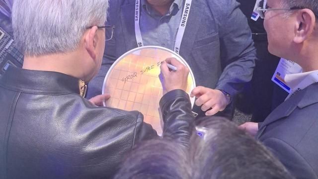 젠슨 황 엔비디아 최고경영자CEO가 GTC 2026에서 삼성전자 부스를 방문해 추론 특화 인공지능AI 가속기GPU인 그록 3 LPU언어처리장치 웨이퍼에 사인하고 있다 사진조성준 기자