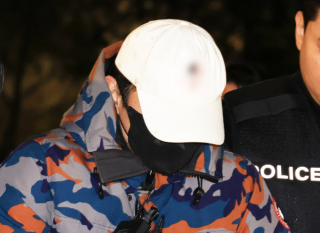 압수수색 과정에서 도주한 도이치모터스 주가조작 사건 공범 이준수씨가 지난해 11월 20일 충주시 소재 휴게소에서 체포돼 서울 광화문에 있던 김건희 특검 조사실로 압송되는 모습 사진연합뉴스 