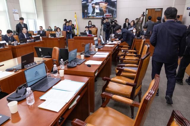 25일 국회에서 열린 윤석열정권 정치검찰 조작기소 의혹 사건 진상규명 국정조사특별위원회 전체회의 진행 중 국민의힘 소속 위원들이 퇴장하고 있다 사진연합뉴스