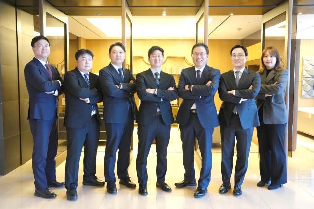 왼쪽부터 박지수 수석컨설턴트 하여명 책임컨설턴트 정성빈 변호사 정민강 수석전문위원 박상현 고문 이보현 변호사 장이경 컨설턴트 사진밥무법인 화우