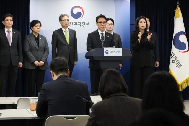 김민석 국무총리가 25일 서울 종로구 정부서울청사에서 비상경제 대응체계 관련 브리핑을 하고 있다 사진연합뉴스 