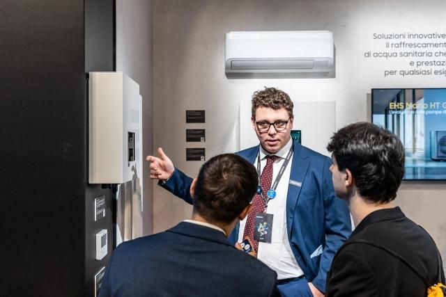 2427일현지시간 이탈리아 밀라노에서 열린 MCE 2026에서 삼성전자 직원이 참석자들에게 수상 제품의 특장점을 소개하고 있다 EHS 캐스케이드 컨트롤러 이미지 사진삼성전자