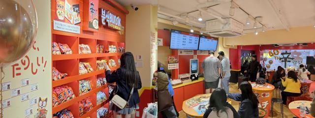 일본 도쿄 하라주쿠에 있는 신라면 분식에서 방문객들이 라면을 먹고 있는 모습 사진홍승완 기자