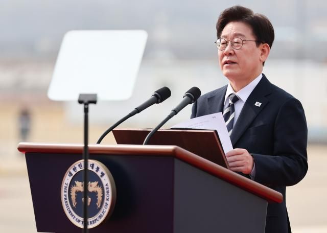 이재명 대통령이 25일 경남 사천 한국항공우주산업KAI에서 열린 KF-21 양산 1호기 출고식에서 격려사를 하고 있다 사진연합뉴스