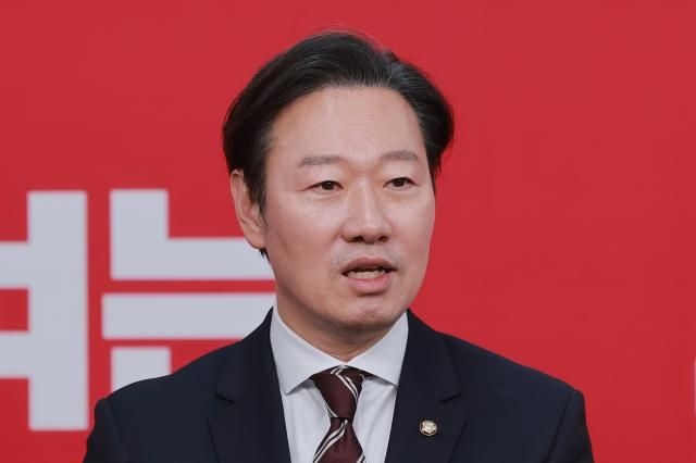 6·3 지방선거에서 서울시장에 도전하는 박수민 국민의힘 의원이 지난 22일 서울 영등포구 국민의힘 중앙당사에서 열린 광역단체장 후보 면접을 마치고 취재진 질문에 답하고 있다 사진연합뉴스