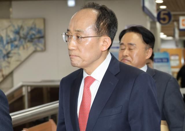 내란 중요임무 종사 혐의로 기소된 국민의힘 추경호 의원이 25일 서초구 서울중앙지법에서 열린 첫 공판에 출석하고 있다 사진연합뉴스