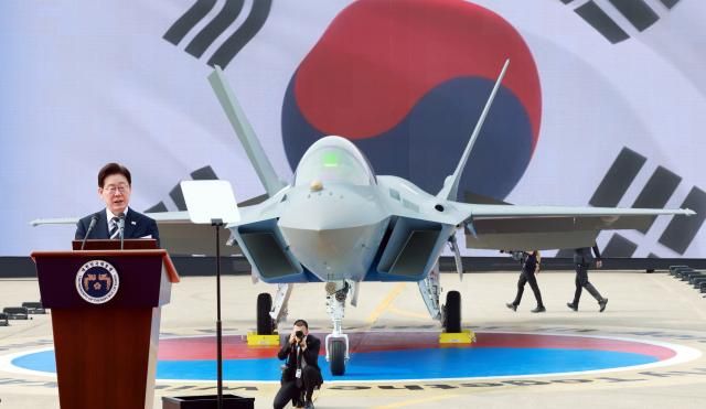 이재명 대통령이 25일 경남 사천 한국항공우주산업KAI에서 열린 KF-21 양산 1호기 출고식에서 격려사를 하고 있다 사진연합뉴스 