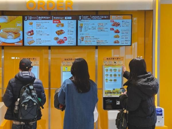 맘스터치 하라주쿠점에서 일본 고객들이 햄버거를 주문하고 있다 사진홍승완 기자