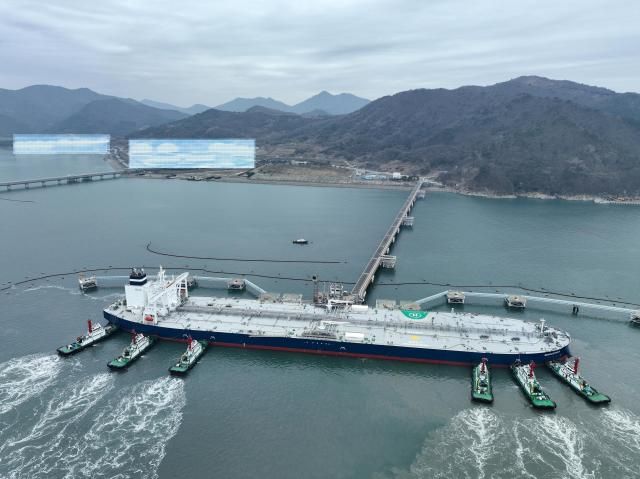 아랍에미리트연합UAE에서 원유&nbsp;200만 배럴을 싣고 온 선박이&nbsp;25일 전남 여수 한국석유공사 석유비축기지에 입고되고 있다 사진한국석유공사