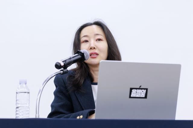 민희진 오케이 레코즈 대표전 어도어 대표가 지난달 25일 오후 서울 종로구 교원챌린지홀에서 열린 민희진-하이브 간 255억 풋옵션 소송 1심 승소 관련 기자회견에서 발표문을 낭독하고 있다 사진유대길 기자