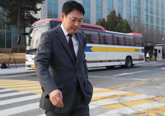 장동혁 국민의힘 대표가 중동 사태에 따른 에너지 절약 조치로 공공부문 승용차 5부제가 강화된 가운데 26일 국회 통근 버스를 타고 출근하고 있다 사진연합뉴스