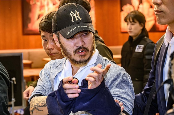 필리핀에서 교민 3명 살해 탈옥 국내 마약 유통 등을 일삼으며 마약왕으로 불리던 박왕열이 지난 25일 인천국제공항을 통해 국내로 송환되고 있다 사진공동취재단