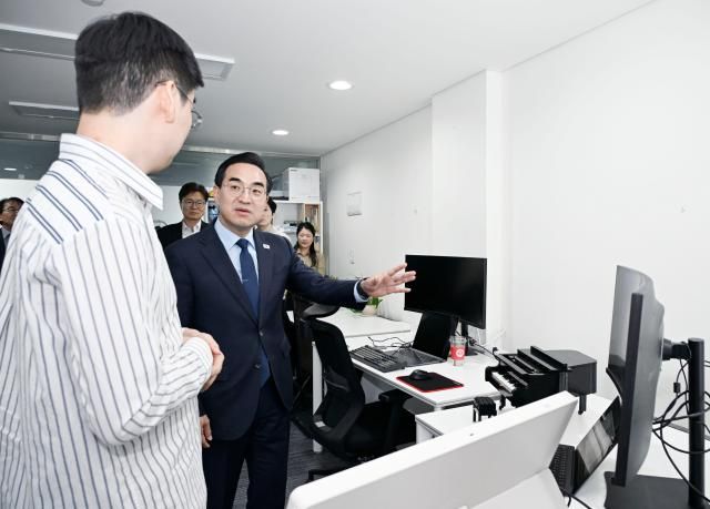 박홍근 기획예산처 장관이 3월 26일 오후 대전 유성구 대전 스타트업 파크를 방문 소리 기업을 방문해 AI 미디어 관련 관계자의 설명을 듣고 있다 사진기획예산처