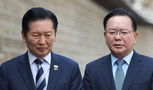 정청래 더불어민주당 대표와 김부겸 전 국무총리가 26일 서울 중구 달개비에서 회동을 마친 뒤 취재진에게 내용을 설명하고 있다 사진연합뉴스