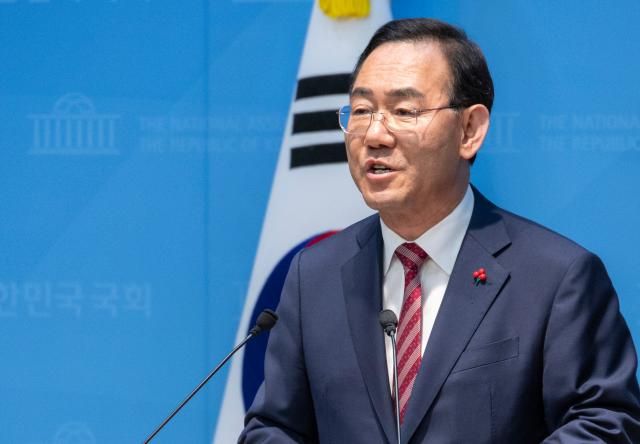 국민의힘 대구시장 후보 경선에서 컷오프된 주호영 국회부의장이 26일 국회 소통관에서 기자회견을 하고 있다 주 부의장은 이날 서울남부지법에 대구시장 후보 탈락에 대한 효력 정지 가처분 신청을 했다 사진연합뉴스