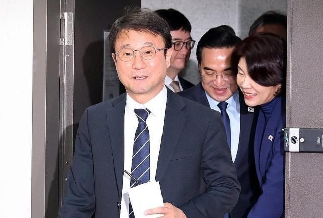 한병도 더불어민주당 원내대표와 한정애 정책위의장 박홍근 기획예산처 장관이 26일 국회에서 열린 2026년 추가경정예산안 당정 협의에 참석하고 있다 사진연합뉴스