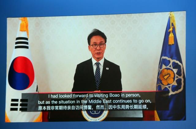 26일 오전 중국 하이난성 보아오에서 열린 보아오포럼 개막식에서 김민석 국무총리가 영상으로 기조연설을 하고 있다 사진연합뉴스