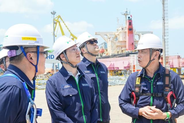 정기선 HD현대 회장이 25일 베트남 중남부에 위치한 HD현대에코비나를 찾아 현장 설비와 안전 시설물을 점검하고 있다jpg