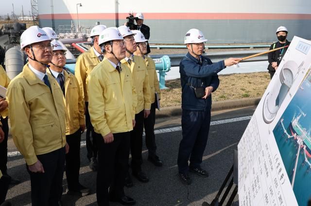 이재명 대통령이 26일 충남 한국석유공사 서산 비축기지에서 관계자의 시설 설명을 듣고 있다 사진연합뉴스
