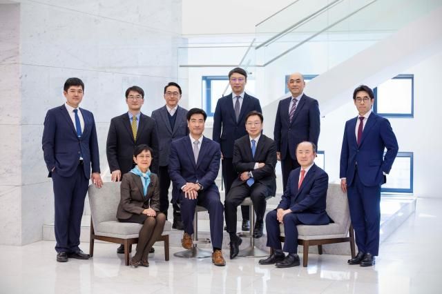 통상산업정책센터 사진첫번째 줄 좌측부터 박현주Hyunju Helen Pak 외국변호사 김세진 외국변호사센터장 유정열 고문 윤강현 고문 사진법무법인 세종