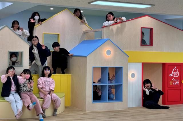 아이들이 부산 동구에 위치한 mom편한 꿈다락 100호점에서 기념사진을 촬영하고 있다 사진롯데