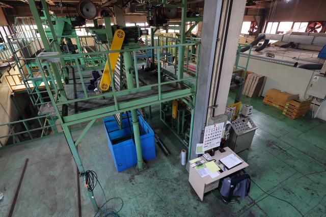 24일 경기 안산시의 한 플라스틱 필름 제조 공장에서 중동 사태에 따른 폴리에틸렌 수급 불안으로 인해 소폭의 농업용 필름을 제작하는 압출기의 일부가 가동이 중단돼 있다 사진연합뉴스