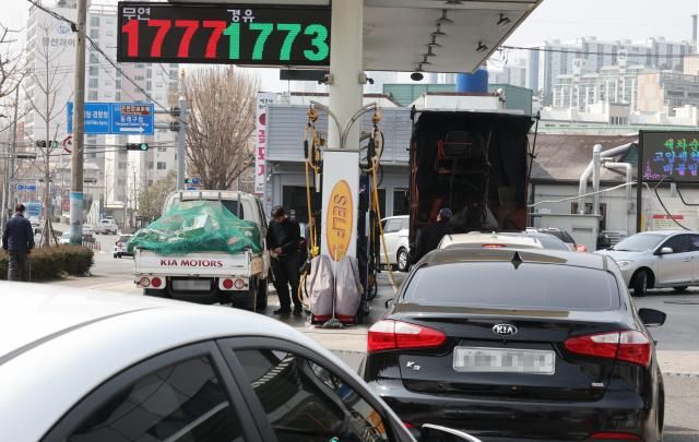 2차 석유 최고가격제 시행 첫날인 27일 부산 동래구 1700원대의 한 주유소에서 차들이 주유를 위해 줄지어 서 있다 사진연합뉴스