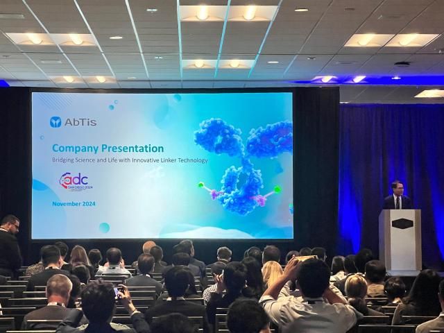 앱티스는 2024년 World ADC 행사에 참석해 프레젠테이션을 진행했다 사진앱티스