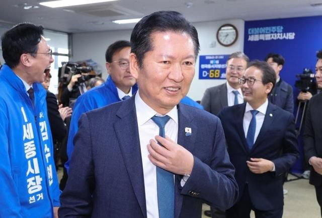 정청래 더불어민주당 대표가 27일 세종시 아름동 민주당 세종시당에서 열린 현장 최고위원회의에 참석하고 있다 사진연합뉴스