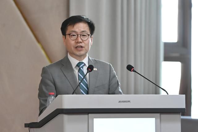 여한구 산업통상부 통상교섭본부장이 25일현지시간 카메룬 야운데에서 열린 투자원활화협정IFDA 부대행사에서 개회사를 하고 있다 사진산업통상부