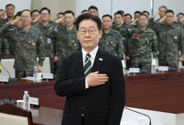 이재명 대통령이 27일 서울 국방부에서 열린 전군주요지휘관회의에서 국기에 경례하고 있다 사진연합뉴스