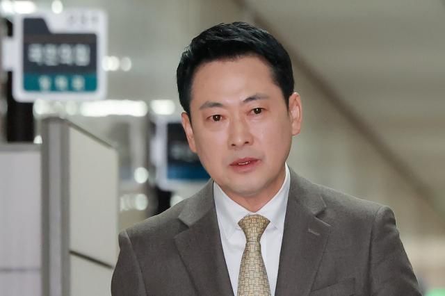 장동혁 국민의힘 대표가 지난 19일 국회에서 열린 최고위원회의에 참석하기 위해 회의실로 향하고 있다 사진연합뉴스