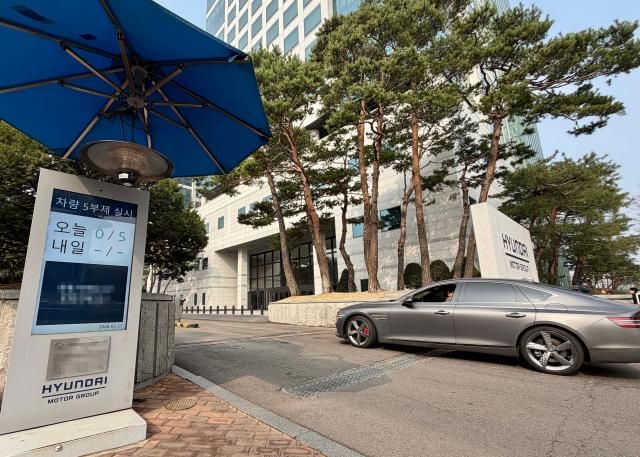 현대자동차그룹이 차량 5부제를 전 그룹사로 확대 시행하는 등 국가적인 에너지 위기 극복을 위해 전 그룹사 차원의 에너지 절약에 적극 나선다 사진은 차량 5부제를 시행하는 현대차·기아 양재 사옥 정문 모습