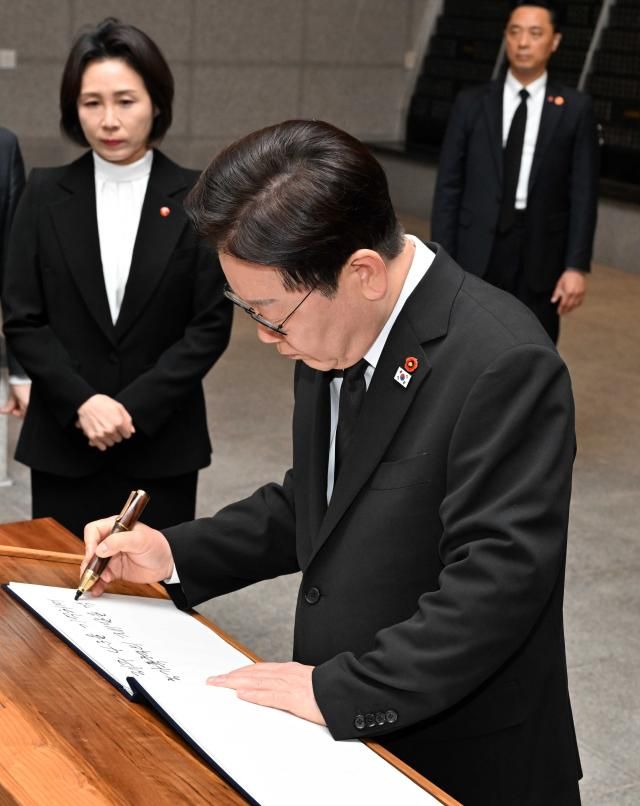 이재명 대통령이 29일 제주 4·3 평화공원 내 위패봉안실에서 방명록을 작성하고 있다 이재명 대통령은 제주 4·3을 기억하며 국가폭력의 재발을 막기 위해 민형사 시효제도를 폐기하겠습니다라고 적었다 사진연합뉴스