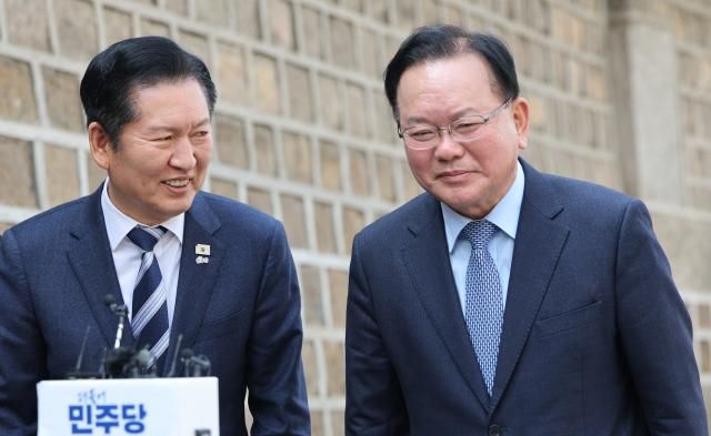 정청래 더불어민주당 대표왼쪽와 김부겸 전 국무총리가 26일 서울 중구 모처에서 회동을 마친 뒤 이동하고 있다 사진연합뉴스